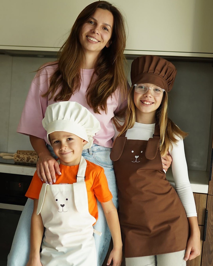 Karolina, founder of Pastrymade, with her son and daughter in matching aprons